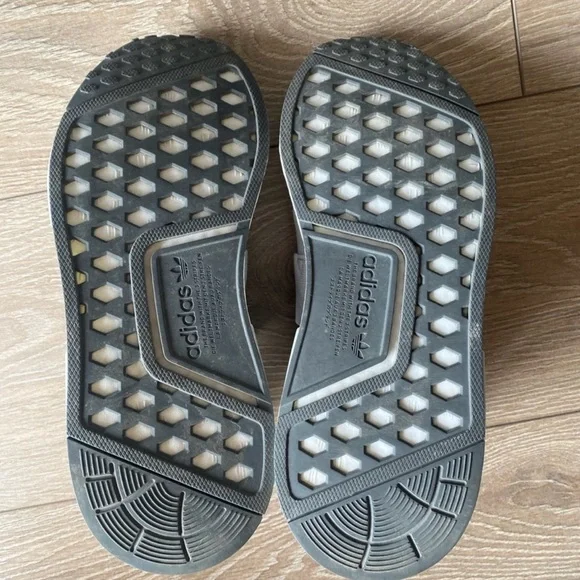 Shoes Adidas size 6.5 very light and comfortable. - Picture 3 of 4